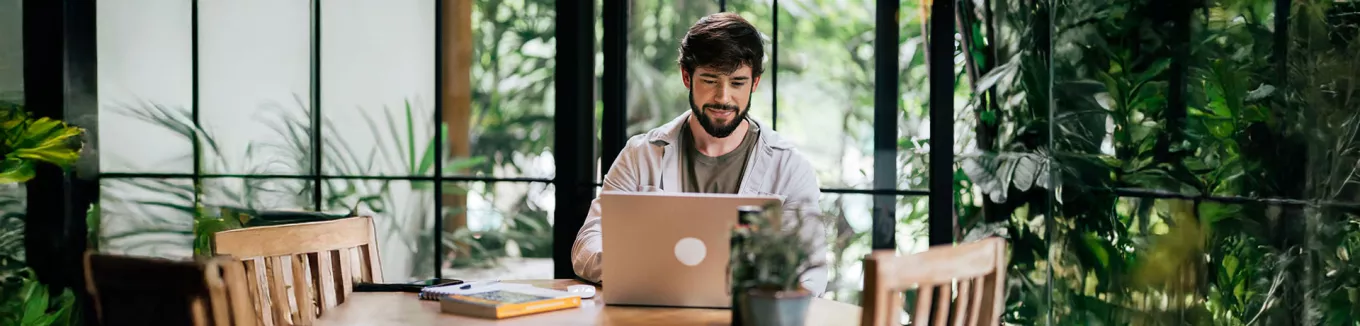 Profissional do financeiro busca informações sobre benefícios para funcionários 