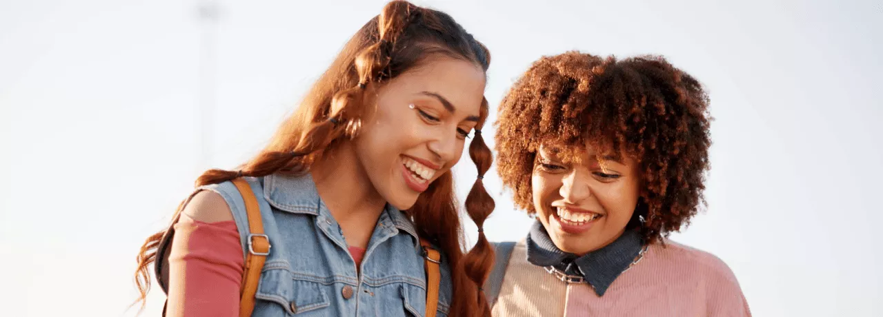 duas mulheres negras sorrindo 