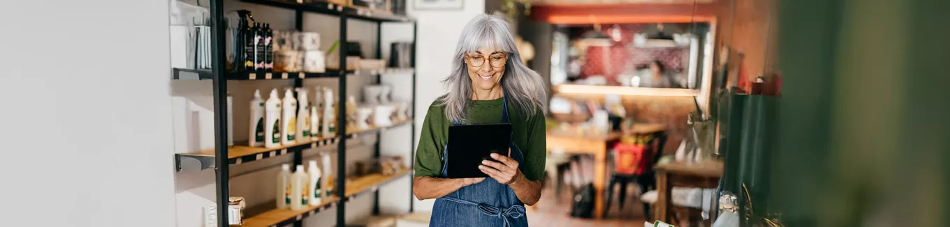 Foto mostra empreendedora trabalhando em seu pequeno comércio 