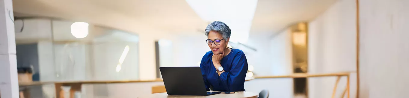 mulher sorrindo para computador. 