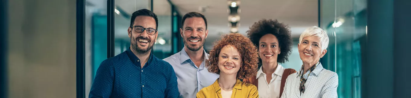 time sorrindo em escritório.