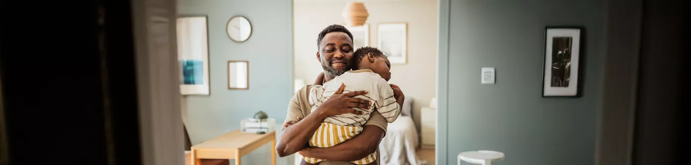 pai ninando seu filho pequeno. 