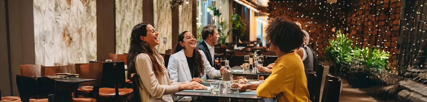 Imagem mostra 3 amigas almoçando juntas na pausa do trabalho 