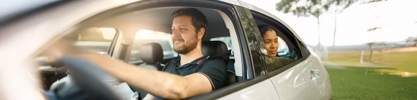 pessoa em carro de aplicativo. 