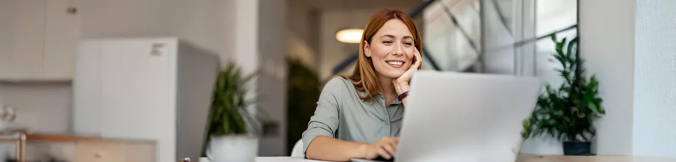 pessoa sorrindo para computador. 