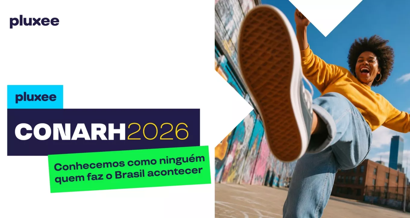 Peça promocional da Pluxee para o CONARH 2026. À esquerda, aparecem os logotipos da Pluxee e o texto “CONARH 2026”, acompanhado da mensagem “Conhecemos como ninguém quem faz o Brasil acontecer”. À direita, uma pessoa usando moletom amarelo, calça jeans e tênis aparece em primeiro plano com um dos pés voltado para a câmera, em um ambiente urbano com murais coloridos e céu azul ao fundo. 