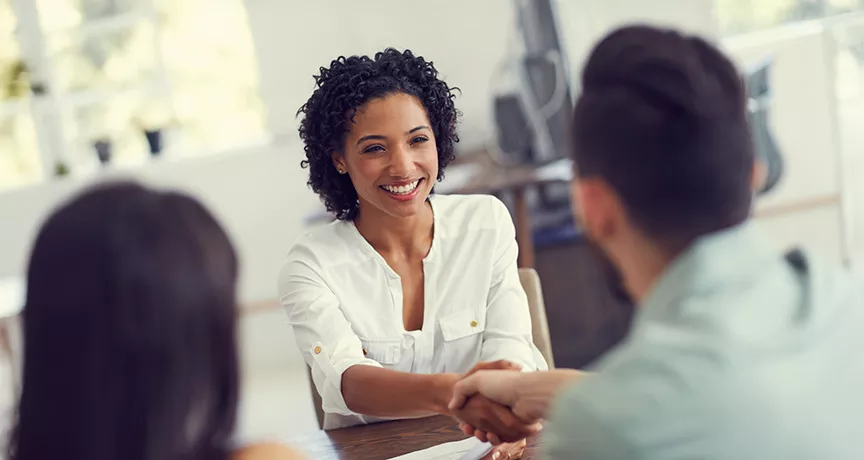 mulher sorrindo enquanto faz a admissão de profissional. 