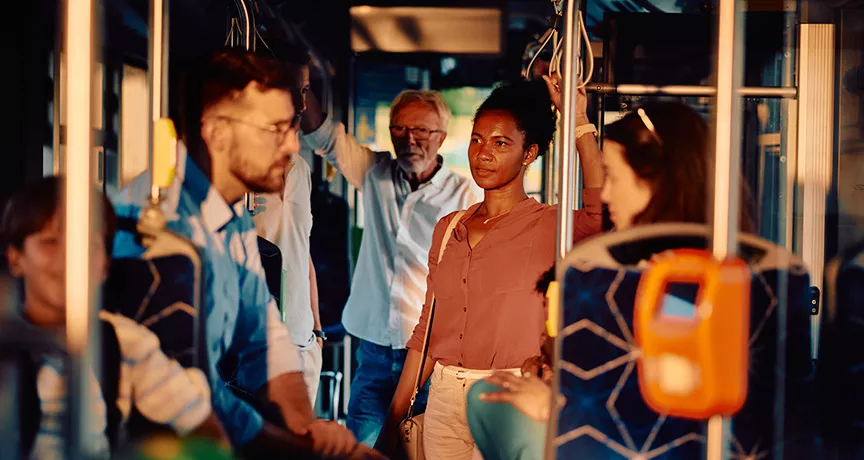 pessoas em ônibus.