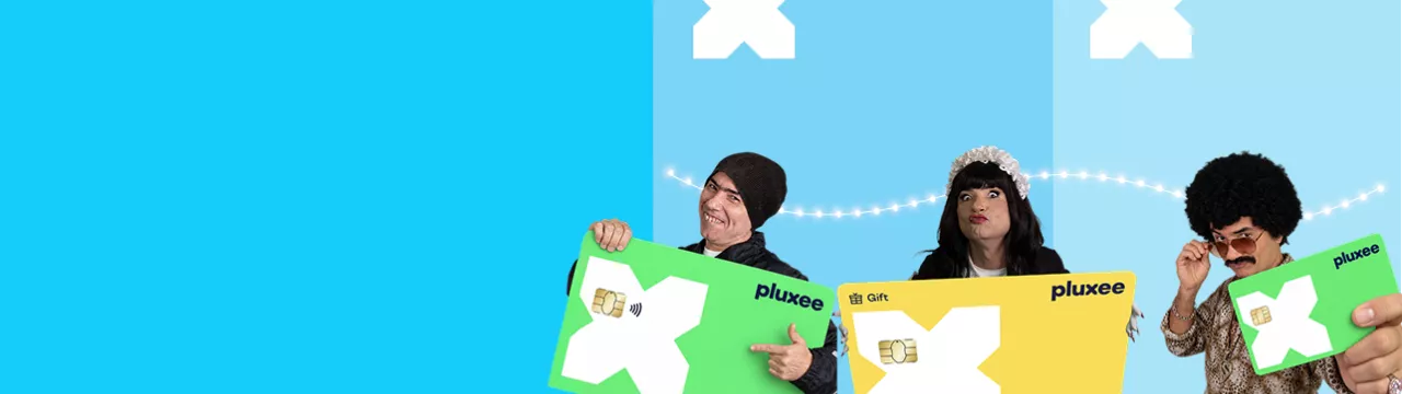 Foto mostra 3 pessoas com os cartões da Pluxee para o Natal 2026