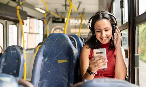 Foto mostra indo para o trabalho de ônibus