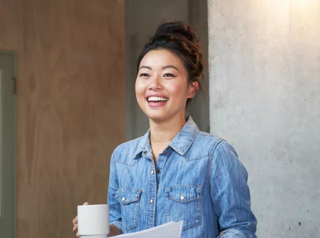 Profissional recebe seu benefício vale-refeição no seu primeiro dia de trabalho.