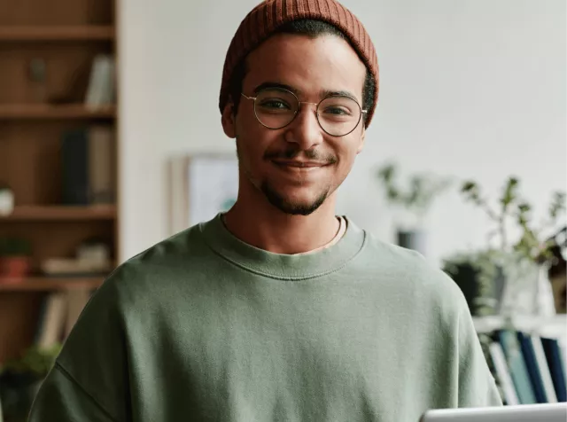 Foto mostra homem com um notebook na mão