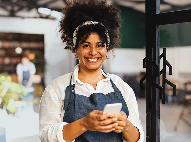 Jovem empreendedora faz credenciamento online para aceitar Pluxee
