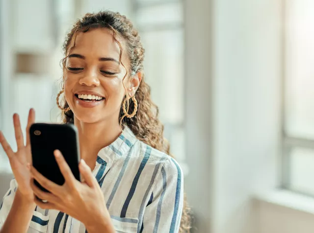 Jovem usa seu aplicativo pluxee no seu smartphone