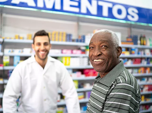 Usuário de cartão Pluxee aproveita seu remédio mais barato