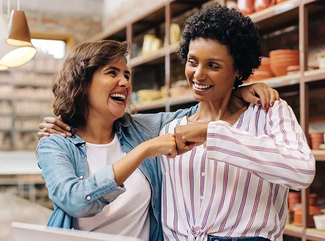 Sócias comemorar o bom desempenho de seu negócio