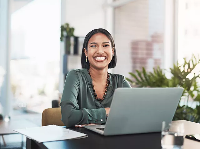 Executiva do financeiro comemora a economia com Pluxee VT