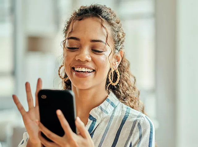 Jovem aciona o seguro do seu vale-combustível Pluxee