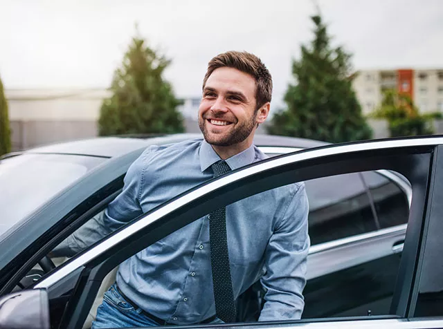 Funcionário faz visita a cliente usando vale-combustível Pluxee