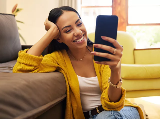 Jovem profissional procura ofertas no delivery para usar seu benefício Pluxee