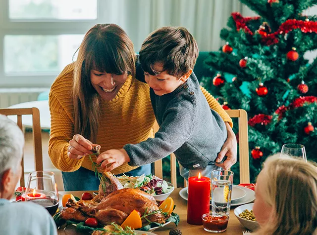 Família prepara um jantar