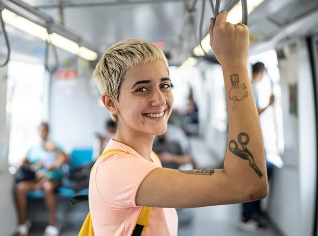 Jovem profissional vai de metrô usando vale-transporte