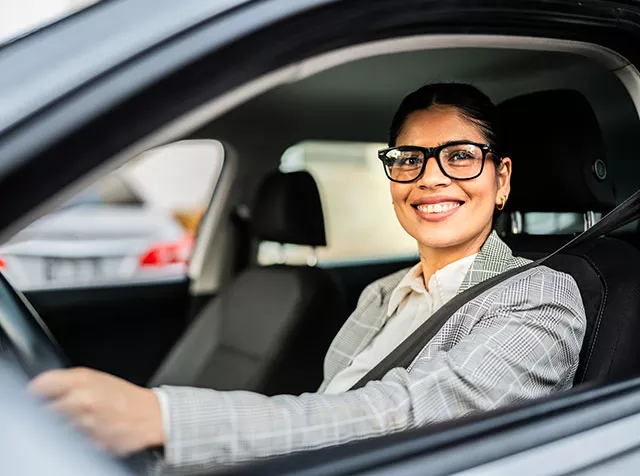 Executiva dirige seu carro e abastece com vale-combustível Pluxee