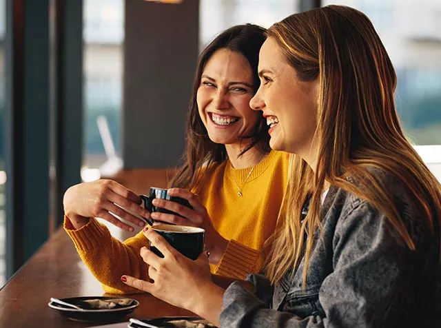 Amigas relaxam no café da empresa