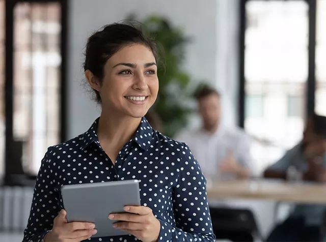 Profissional de RH trabalha com seu tablet
