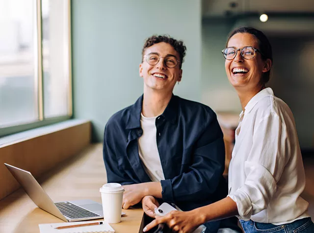 Duas empreendedoras organizam as contas em um café