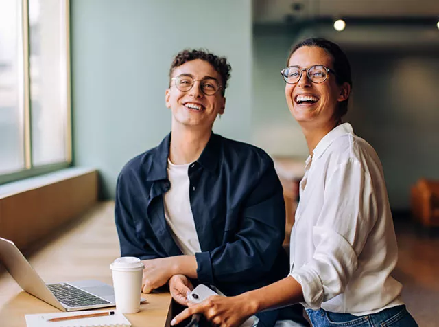 Colegas de trabalho comemoram o sucesso de um projeto