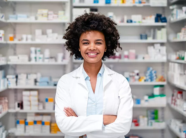 Farmacêutica sorri no seu local de trabalho