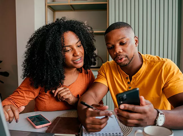 Casal planeja as finanças juntos em casa