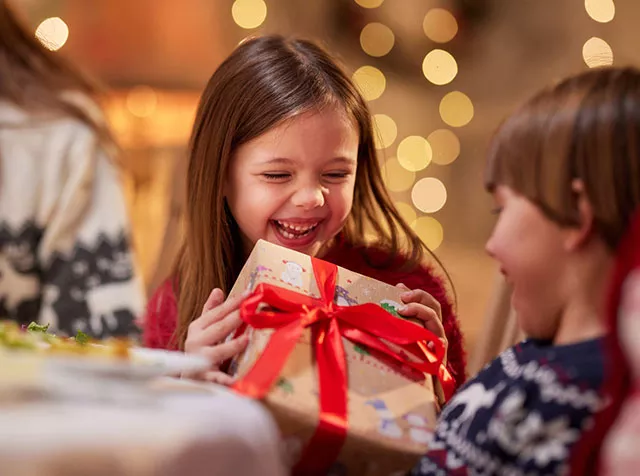 Filha de um funcionário recebe presente comprado com Pluxee Gift