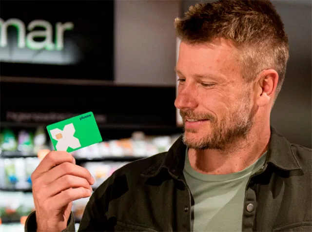  Rodrigo Hilbert com o cartão Pluxee no supermercado