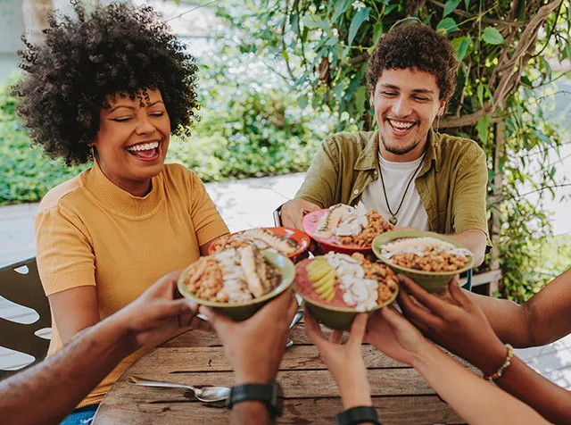 Amigos de trabalho fazem um almoço feliz juntos