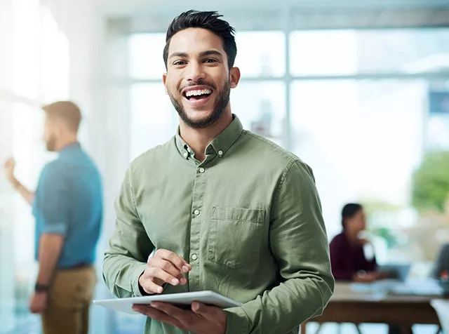 Foto mostra um jovem profissional que trabalha em uma startup