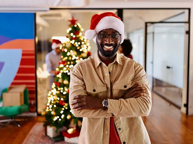 Gerente se diverte com a preparação da decoração de Natal na empresa