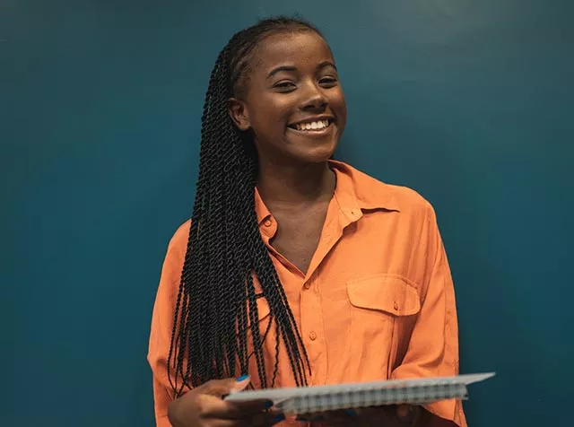 Foto mostra jovem empreendedora sorrindo