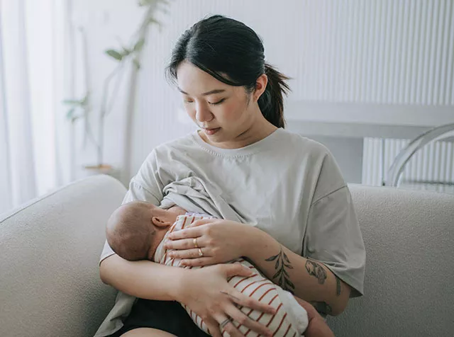 Mãe amamenta seu bebê