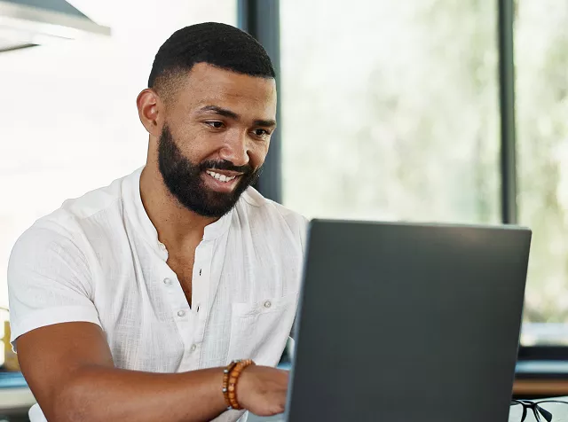 Profissional usando laptop em ambiente interno.