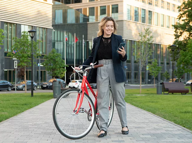 Mulher aluga bicicleta com o cartão Multibenefícios da Pluxee