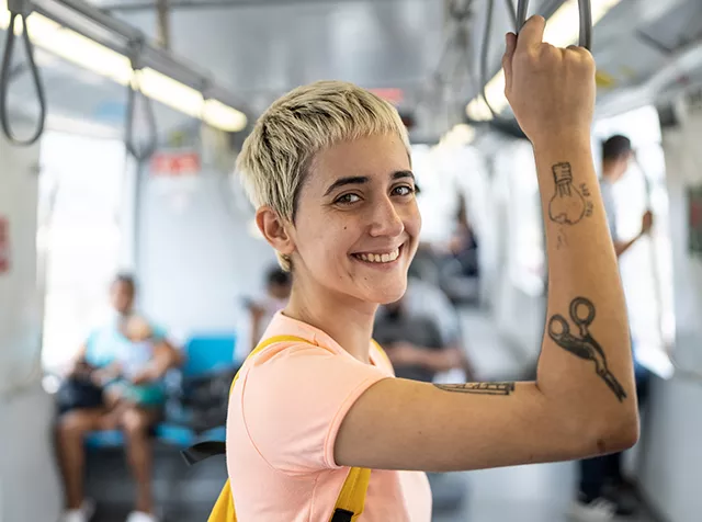Foto mostra uma trabalhadora usando seu VT