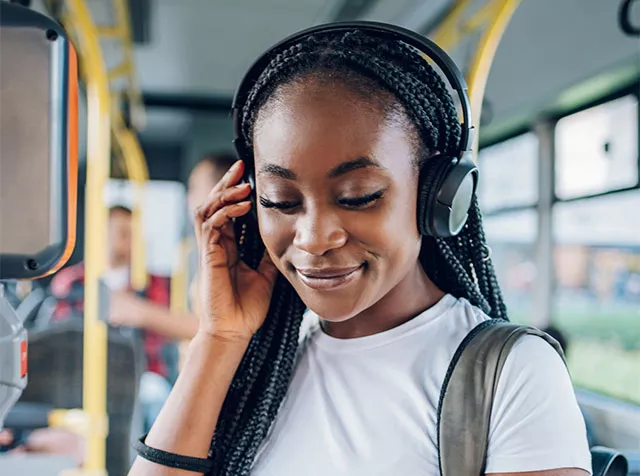 Foto mostra uma mulher no transporte público