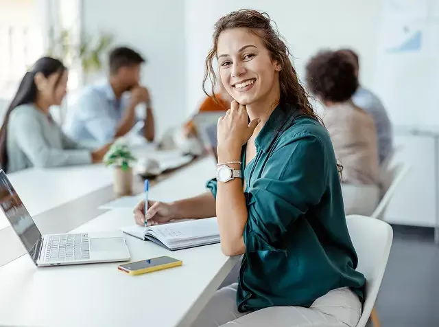 Profissional em ambiente corporativo colaborativo, destacando conexões interpessoais e bem-estar abordados no infográfico saúde social