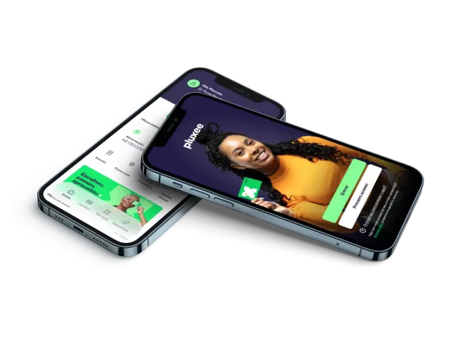 A imagem mostra um celular com o app Pluxee aberto na tela consulta saldo