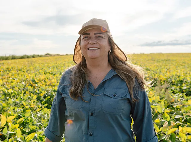 Agrônoma caminha por uma plantação