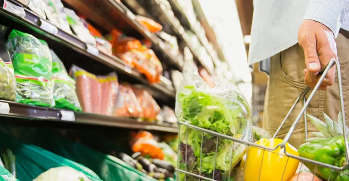 Com vale-alimentação, sua equipe pode comprar alimentos frescos que não cabem na cesta física. Saiba mais