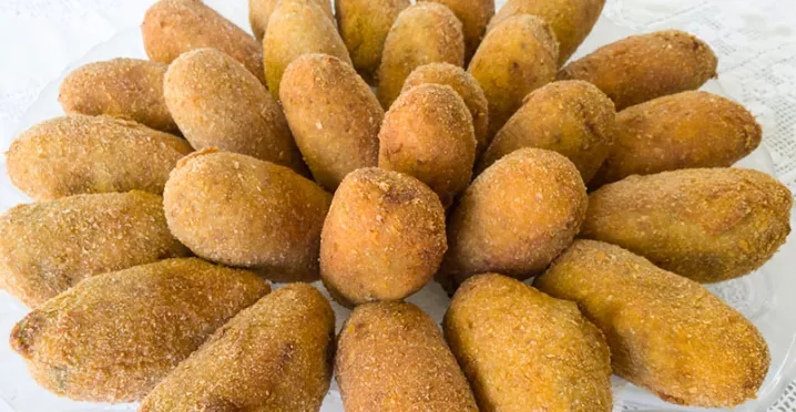 Prato com vários bolinhos de taioba 