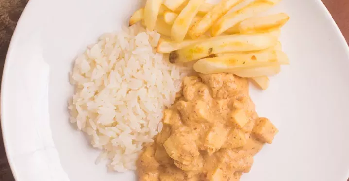 Prato com arroz, Estrogonofe e batata fria 